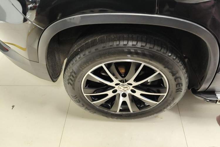 Used Volkswagen Tiguan 2015 1.8TSI Automatic All-Wheel-Drive Luxury Model Right Rear Wheel Hub