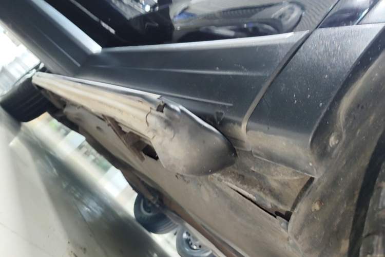 Used Volkswagen Tiguan 2015 1.8TSI Automatic All-Wheel-Drive Luxury Model Right Side Sill