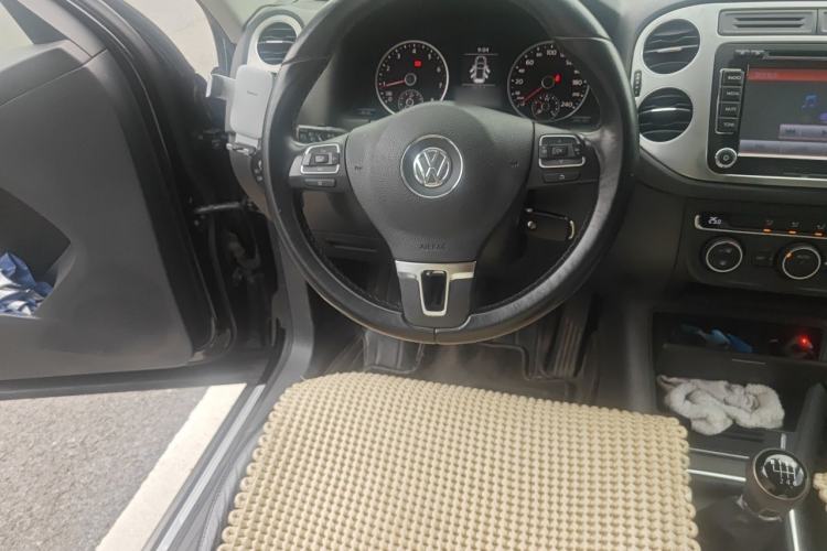 Used Volkswagen Tiguan 2015 1.8TSI Manual Two-Wheel-Drive Limited Edition Steering Wheel