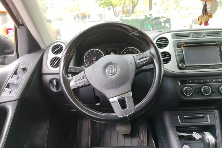 Used Volkswagen Tiguan 2015 1.8TSI Automatic Two-Wheel Drive Luxury Model Steering Wheel