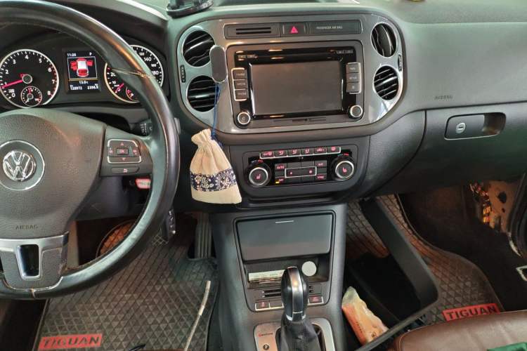 Used Volkswagen Tiguan 2015 2.0 TSI Comfort Edition Audio And AC Panel