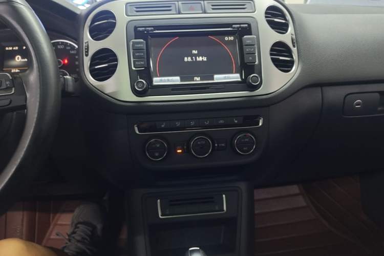 Used Volkswagen Tiguan 2015 1.8TSI Automatic All-Wheel-Drive Luxury Model Audio And AC Panel