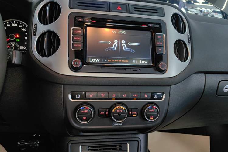 Used Volkswagen Tiguan 2015 1.8TSI Automatic Two-Wheel Drive Luxury Model Audio And AC Panel