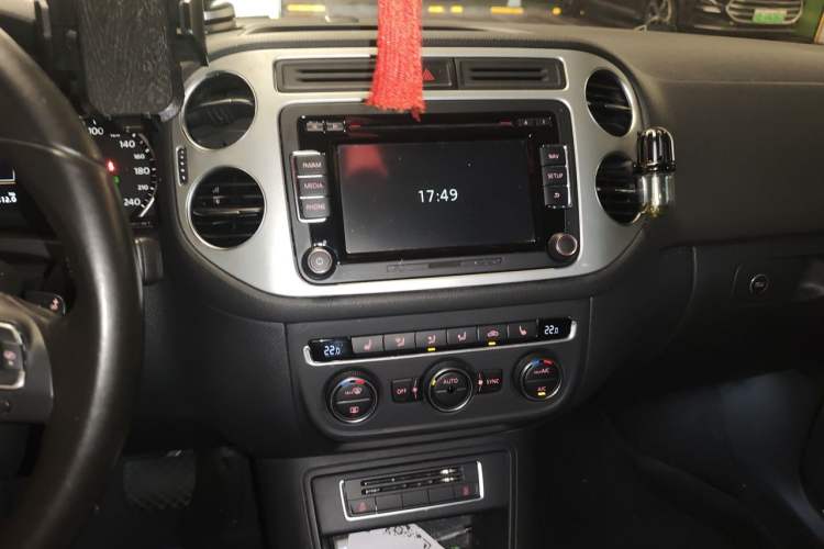 Used Volkswagen Tiguan 2015 1.8TSI Automatic Two-Wheel Drive Luxury Model Audio And AC Panel