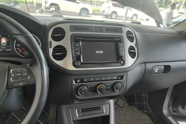 Used Volkswagen Tiguan 2015 1.8TSI Automatic Two-Wheel Drive Luxury Model Audio And AC Panel