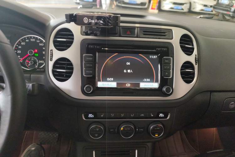 Used Volkswagen Tiguan 2015 2.0 TSI Automatic All-Wheel Drive Luxury Edition Audio And AC Panel