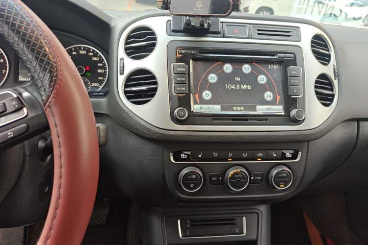 Used Volkswagen Tiguan 2015 1.8TSI Automatic All-Wheel-Drive Luxury Model Audio And AC Panel