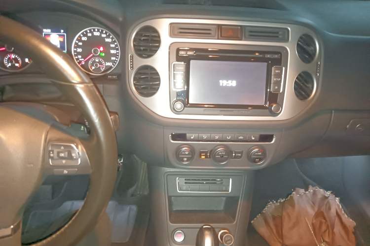 Used Volkswagen Tiguan 2015 2.0 TSI Automatic All-Wheel Drive Luxury Edition Audio And AC Panel
