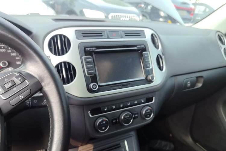 Used Volkswagen Tiguan 2015 1.8TSI Automatic Two-Wheel Drive Luxury Model Audio And AC Panel