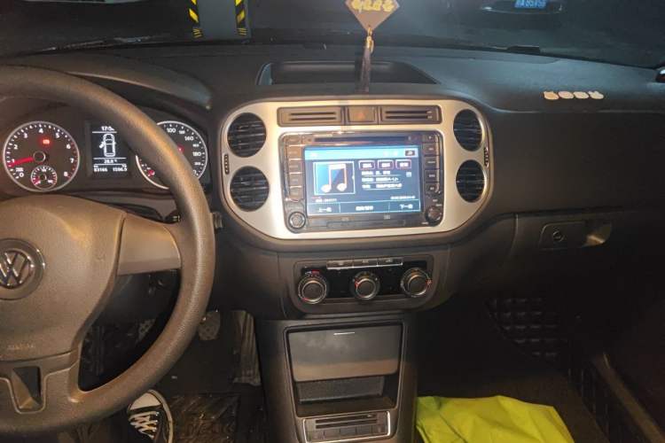 Used Volkswagen Tiguan 2015 1.8TSI Manual Two-Wheel Drive Fashion Edition Audio And AC Panel