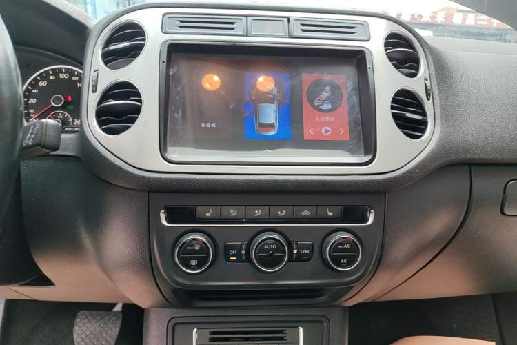 Used Volkswagen Tiguan 2015 2.0 TSI Automatic All-Wheel Drive Luxury Edition Audio And AC Panel