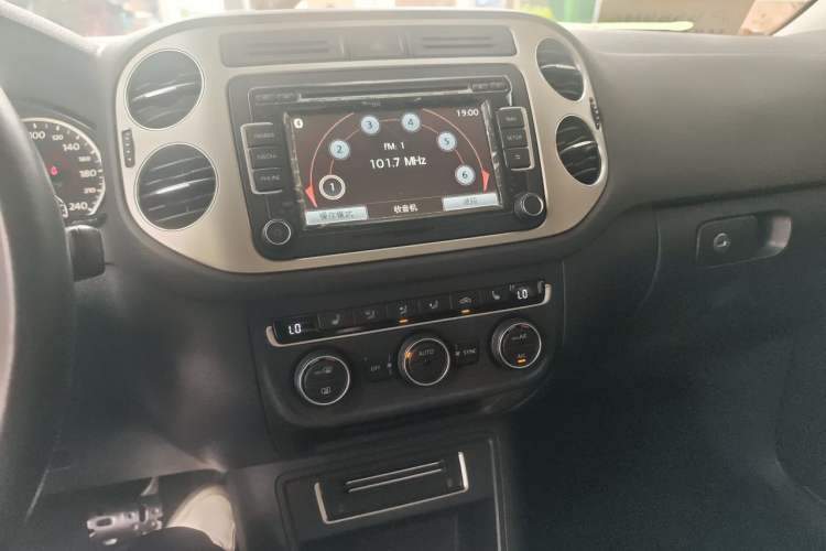 Used Volkswagen Tiguan 2015 1.8TSI Automatic Two-Wheel Drive Luxury Model Audio And AC Panel