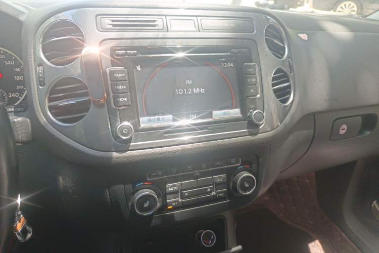 Used Volkswagen Tiguan 2015 2.0 TSI Comfort Edition Audio And AC Panel