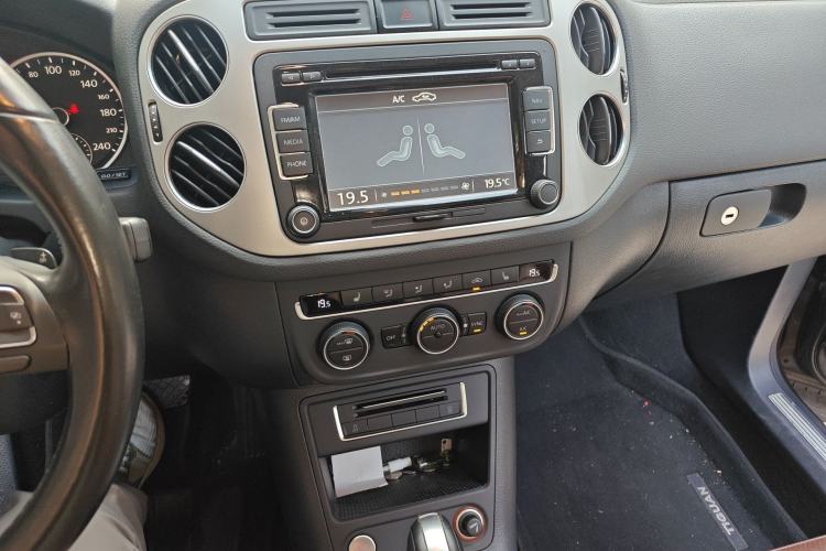 Used Volkswagen Tiguan 2015 1.8TSI Automatic Two-Wheel Drive Luxury Model Audio And AC Panel