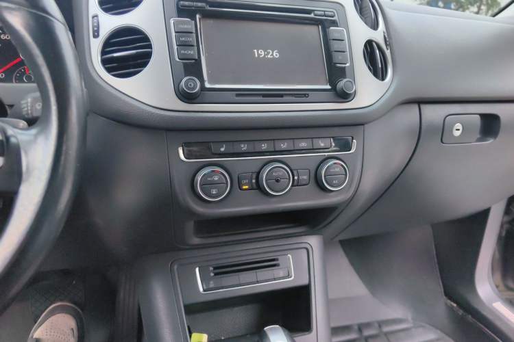 Used Volkswagen Tiguan 2015 1.8TSI Automatic Two-Wheel Drive Luxury Model Audio And AC Panel