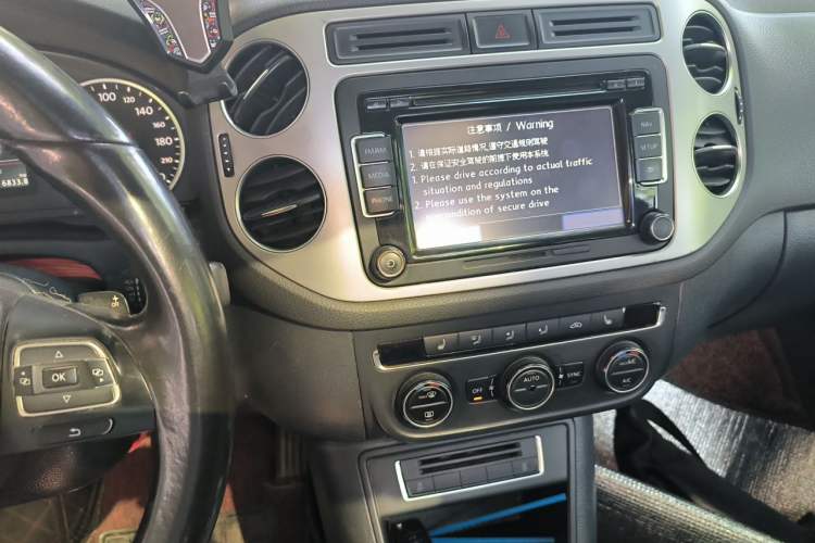 Used Volkswagen Tiguan 2015 1.8TSI Automatic Two-Wheel Drive Luxury Model Audio And AC Panel