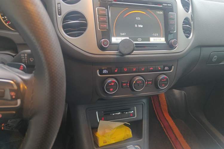 Used Volkswagen Tiguan 2015 1.8TSI Automatic Two-Wheel Drive Luxury Model Audio And AC Panel