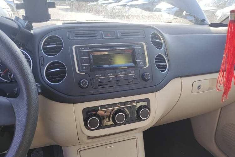 Used Volkswagen Tiguan 2015 1.8TSI Manual Two-Wheel Drive Fashion Edition Audio And AC Panel