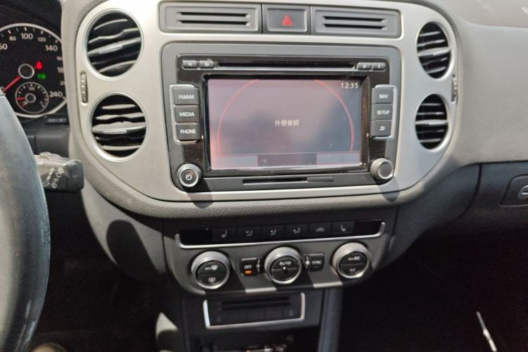 Used Volkswagen Tiguan 2015 1.8TSI Automatic Two-Wheel Drive Luxury Model Audio And AC Panel