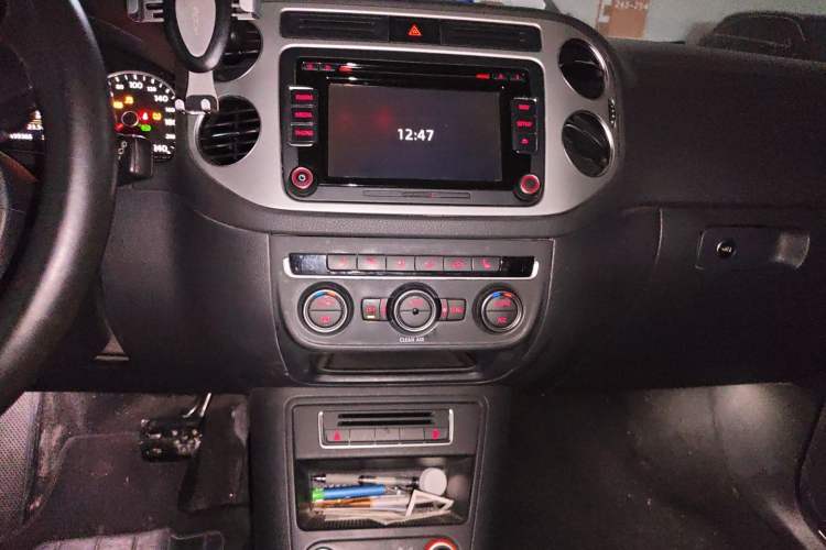 Used Volkswagen Tiguan 2015 1.8TSI Automatic Two-Wheel Drive Luxury Model Audio And AC Panel