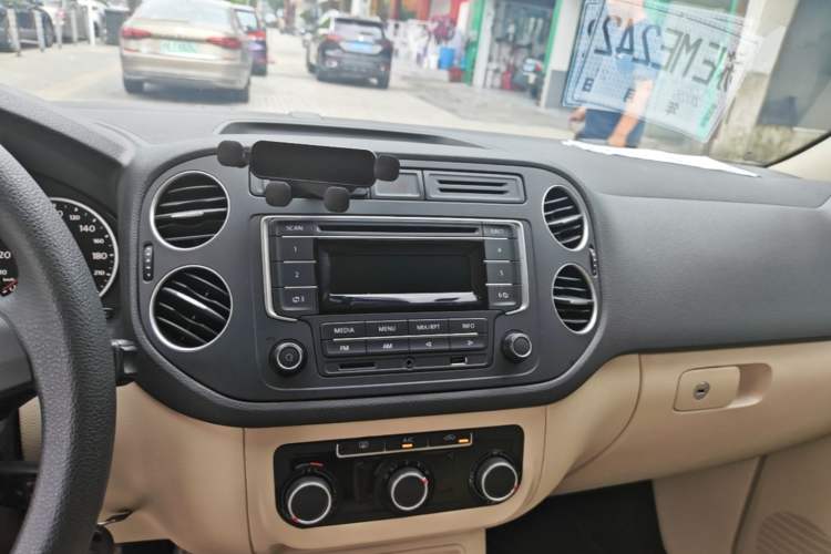 Used Volkswagen Tiguan 2015 1.8TSI Automatic Two-Wheel Drive Trend Edition Audio And AC Panel