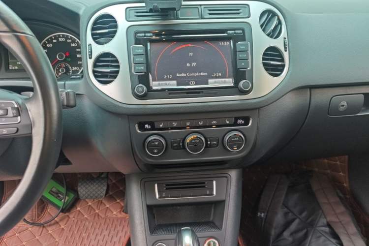 Used Volkswagen Tiguan 2015 2.0 TSI Automatic All-Wheel Drive Luxury Edition Audio And AC Panel