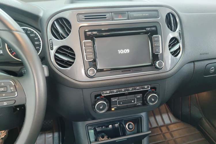 Used Volkswagen Tiguan 2015 2.0 TSI Comfort Edition Audio And AC Panel