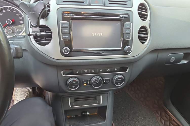 Used Volkswagen Tiguan 2015 1.8TSI Automatic All-Wheel-Drive Luxury Model Audio And AC Panel