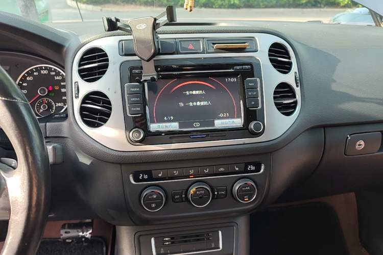 Used Volkswagen Tiguan 2015 1.8TSI Automatic All-Wheel-Drive Luxury Model Audio And AC Panel