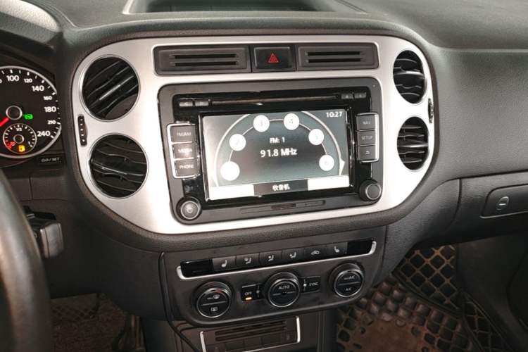 Used Volkswagen Tiguan 2015 1.8TSI Automatic Two-Wheel Drive Luxury Model Audio And AC Panel