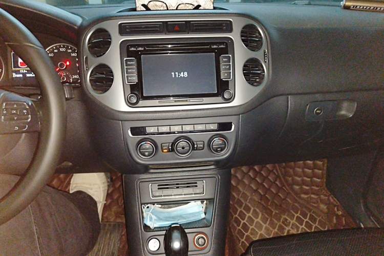 Used Volkswagen Tiguan 2015 1.8TSI Automatic Two-Wheel Drive Luxury Model Audio And AC Panel