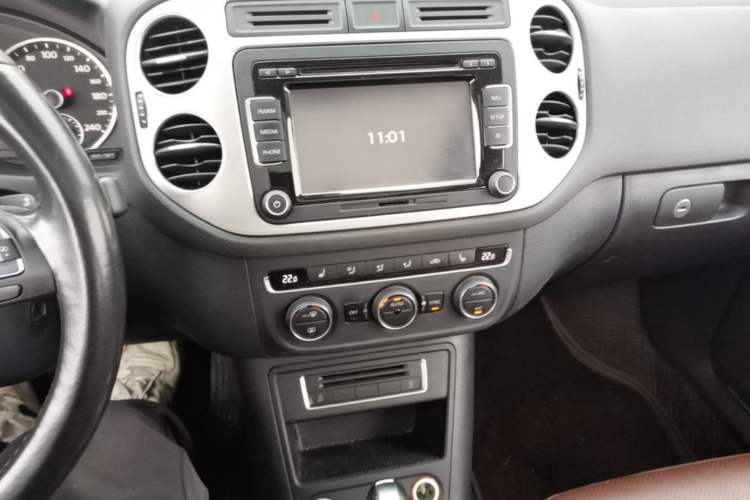 Used Volkswagen Tiguan 2015 1.8TSI Automatic Two-Wheel Drive Luxury Model Audio And AC Panel