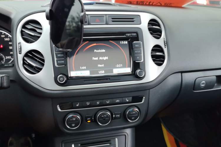 Used Volkswagen Tiguan 2015 1.8TSI Automatic Two-Wheel Drive Luxury Model Audio And AC Panel