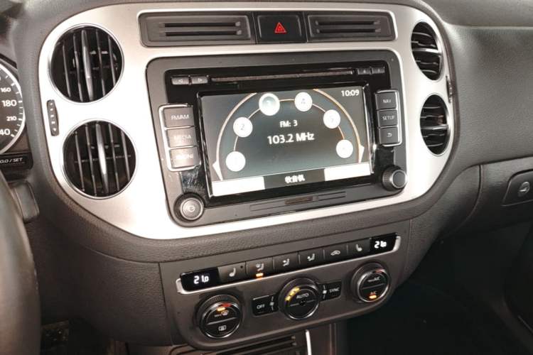 Used Volkswagen Tiguan 2015 1.8TSI Automatic Two-Wheel Drive Luxury Model Audio And AC Panel