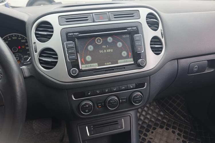 Used Volkswagen Tiguan 2015 1.8TSI Automatic Two-Wheel Drive Luxury Model Audio And AC Panel
