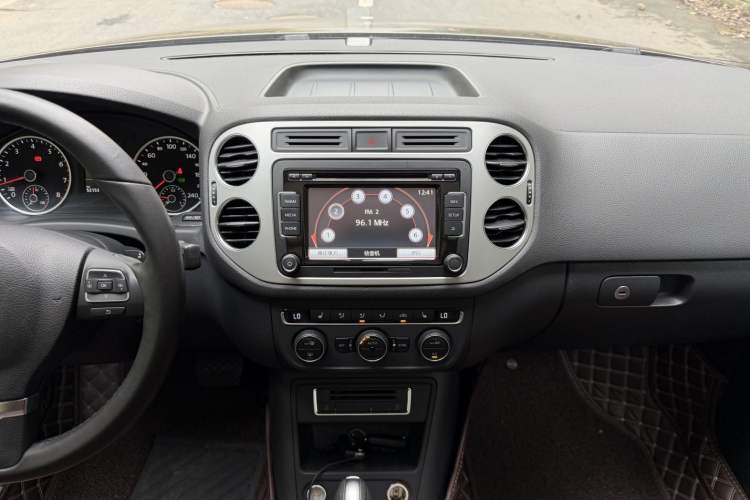 Used Volkswagen Tiguan 2015 1.8TSI Automatic Two-Wheel Drive Luxury Model Audio And AC Panel