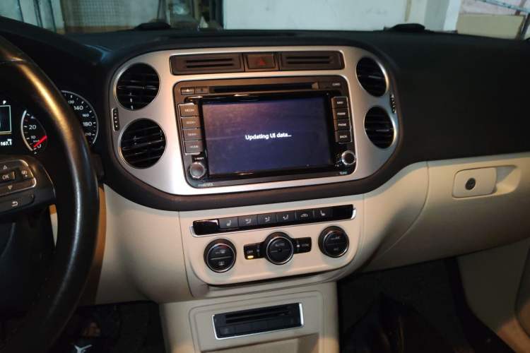 Used Volkswagen Tiguan 2015 1.8TSI Automatic Two-Wheel Drive Luxury Model Audio And AC Panel
