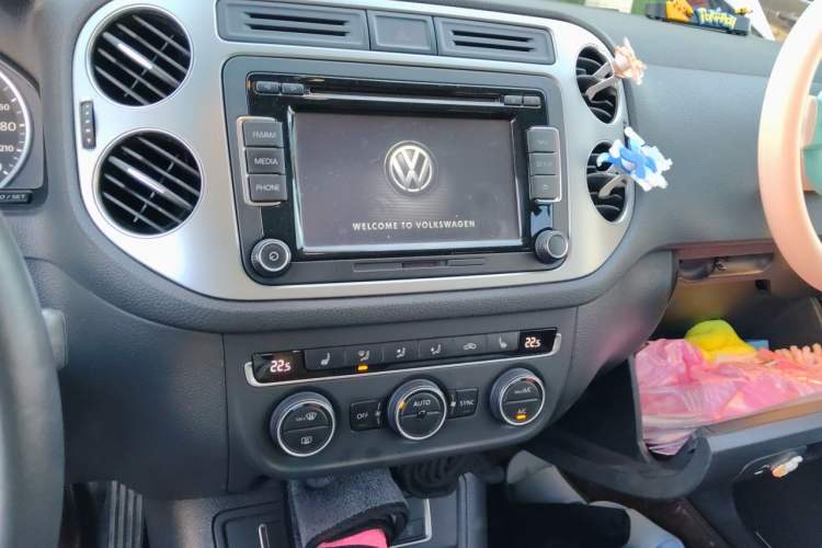 Used Volkswagen Tiguan 2015 1.8TSI Automatic All-Wheel-Drive Luxury Model Audio And AC Panel