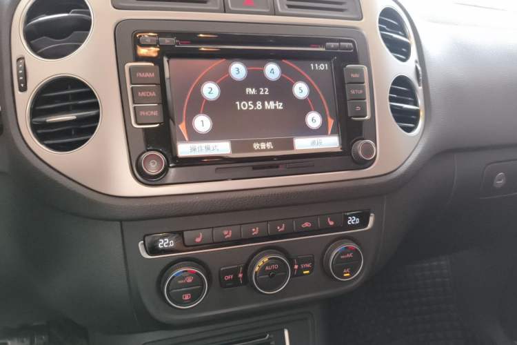 Used Volkswagen Tiguan 2015 2.0 TSI Automatic All-Wheel Drive Flagship Edition Audio And AC Panel