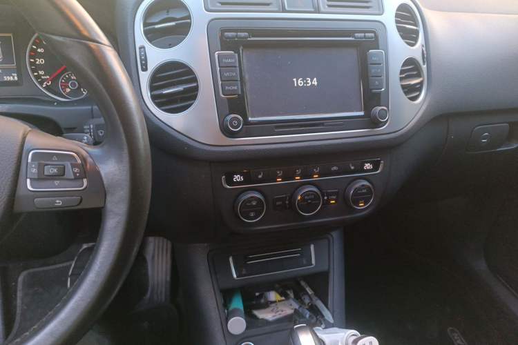 Used Volkswagen Tiguan 2015 1.8TSI Automatic Two-Wheel Drive Comfort Edition Audio And AC Panel