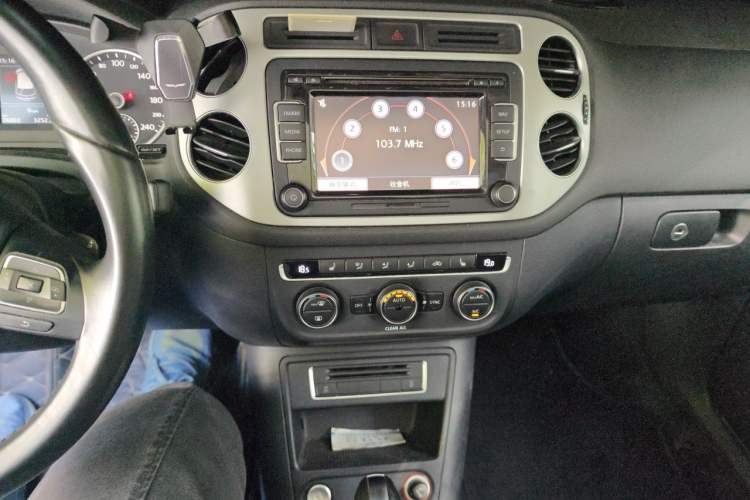 Used Volkswagen Tiguan 2015 1.8TSI Automatic Two-Wheel Drive Luxury Model Audio And AC Panel