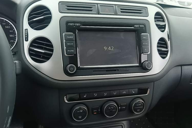 Used Volkswagen Tiguan 2015 1.8TSI Automatic Two-Wheel Drive Luxury Model Audio And AC Panel