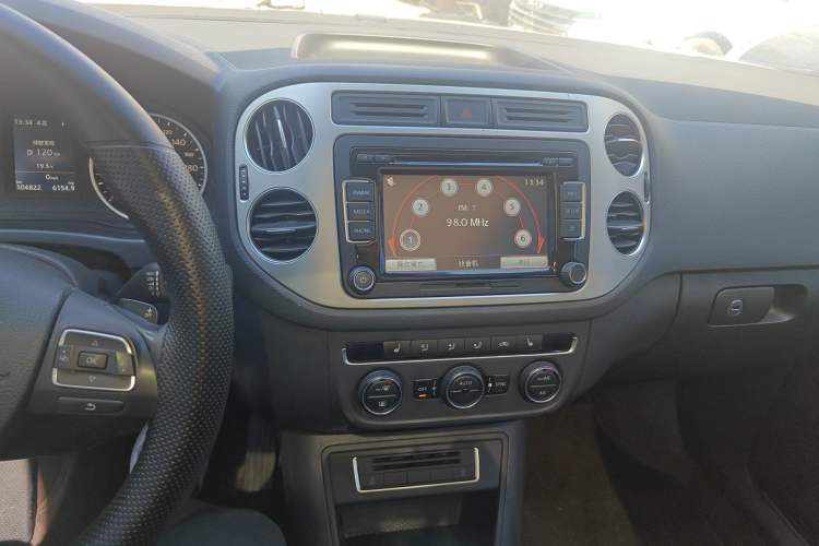 Used Volkswagen Tiguan 2015 1.8TSI Automatic Two-Wheel Drive Luxury Model Audio And AC Panel