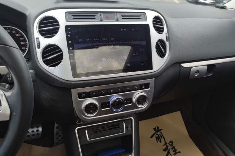 Used Volkswagen Tiguan 2015 1.8TSI Automatic Two-Wheel Drive Luxury Model Audio And AC Panel