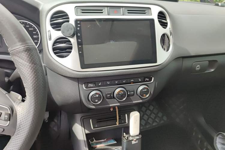 Used Volkswagen Tiguan 2015 1.8TSI Automatic Two-Wheel Drive Luxury Model Audio And AC Panel