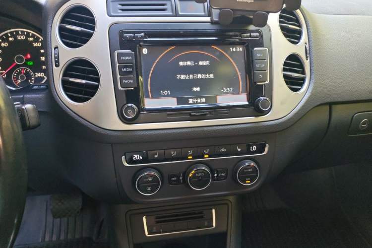 Used Volkswagen Tiguan 2015 2.0 TSI Automatic All-Wheel Drive Luxury Edition Audio And AC Panel
