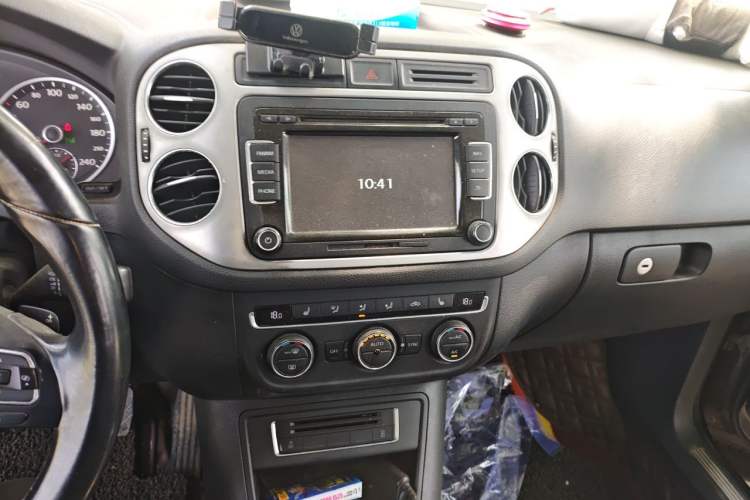 Used Volkswagen Tiguan 2015 1.8TSI Automatic Two-Wheel Drive Luxury Model Audio And AC Panel