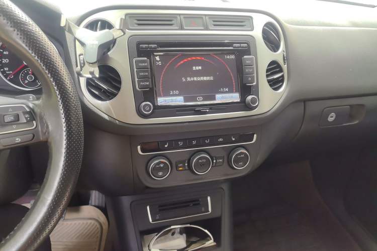 Used Volkswagen Tiguan 2015 1.8TSI Automatic Two-Wheel Drive Luxury Model Audio And AC Panel