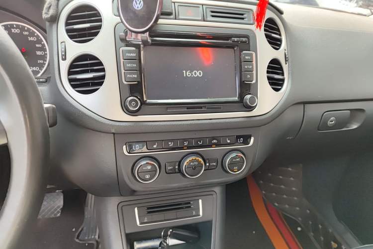 Used Volkswagen Tiguan 2015 1.8TSI Automatic Two-Wheel Drive Luxury Model Audio And AC Panel