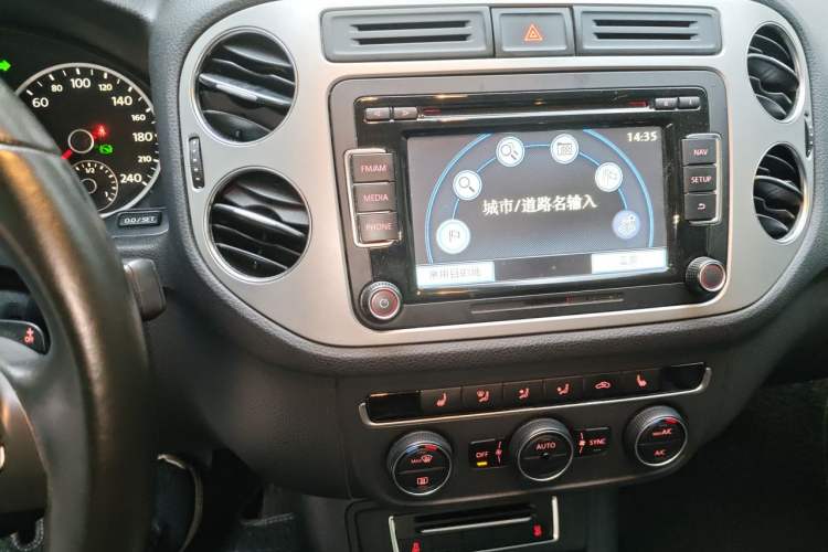 Used Volkswagen Tiguan 2015 1.8TSI Automatic Two-Wheel Drive Luxury Model Audio And AC Panel